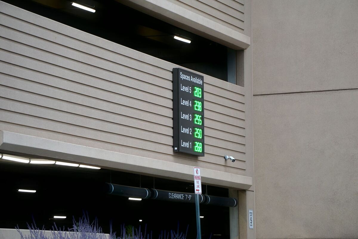 Entry lane and level indicator at a parking garage